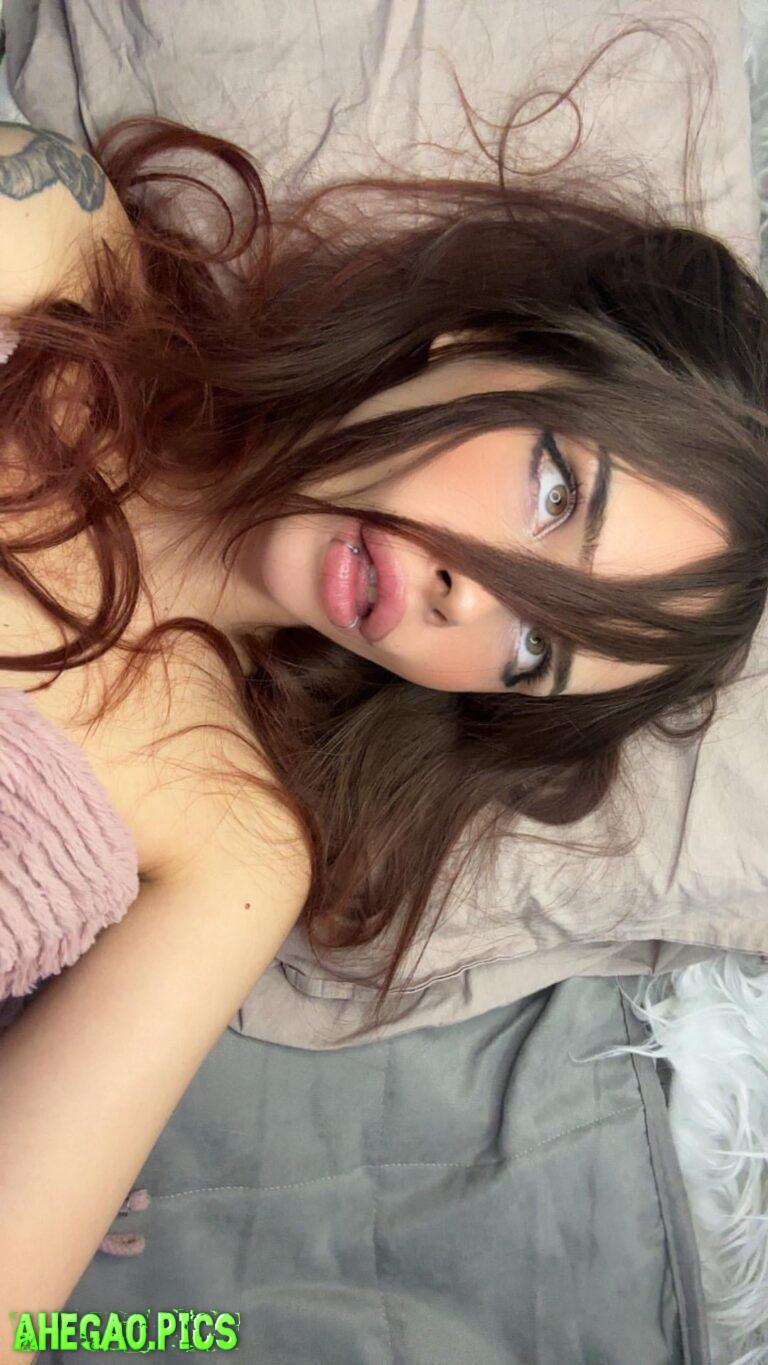 We can fuck if u don't mind tiny boobs