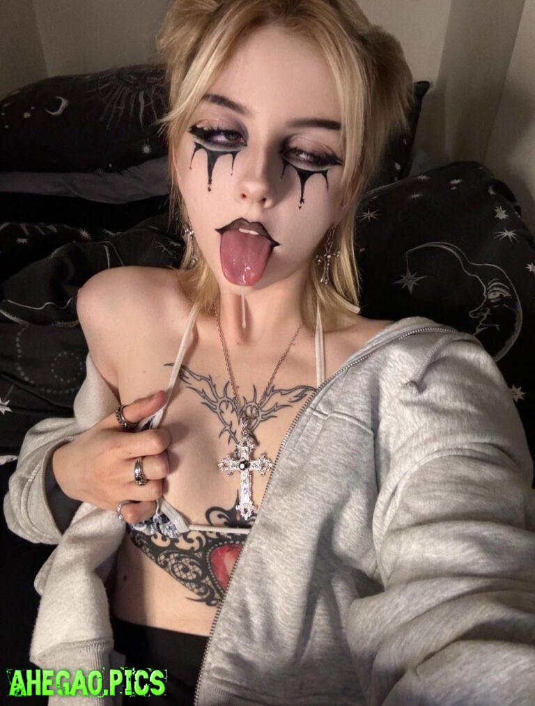 Clown girl ahegao?